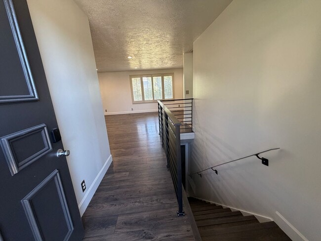 Building Photo - Spacious 4 Bed, 2 Bath Home with Fenced Yard
