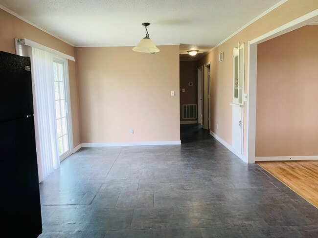 Building Photo - CUTE 3 BR, 1 BA BRICK HOME IN CONVENIENT MT OLIVE LOCATION