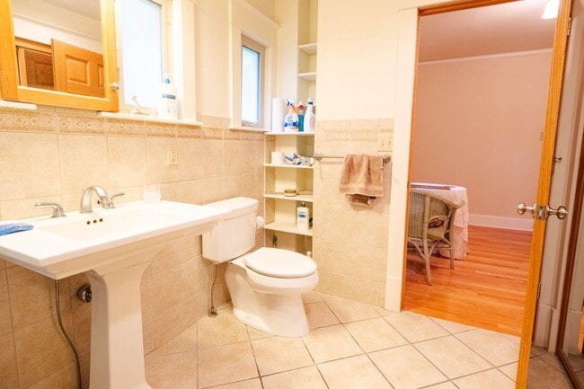 Building Photo - 6 Month Lease: 2 BED / 2.5 BATH HOUSE CLOS...