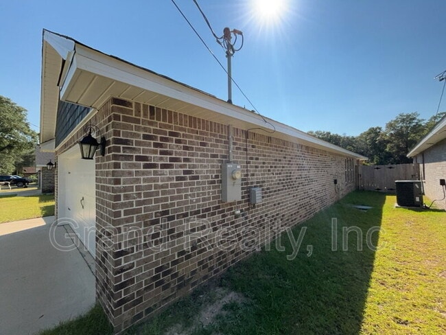 Building Photo - 4483 Watkins St
