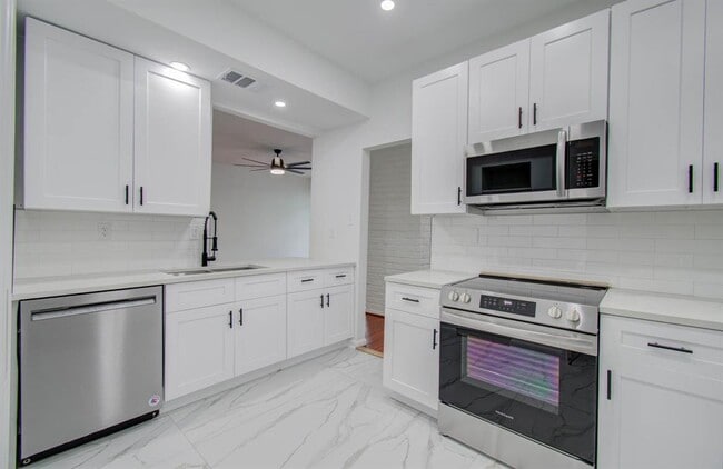 Building Photo - 5867 Sugar Hill Dr