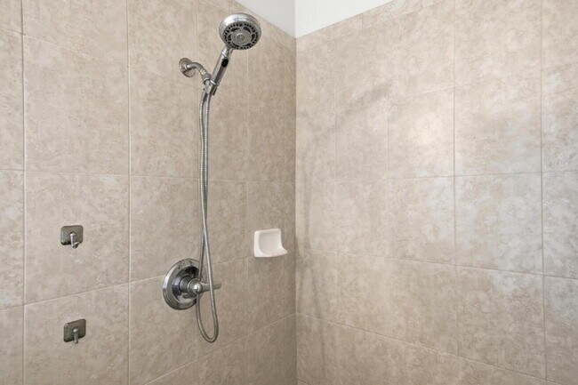 Building Photo - Close to Town Center and Shopping