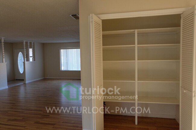 Building Photo - 660 Hillsdale Dr