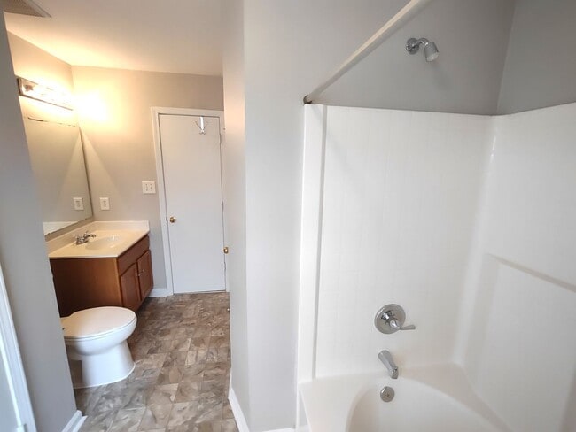 Building Photo - Move-In Ready Home located in the Back Cre...