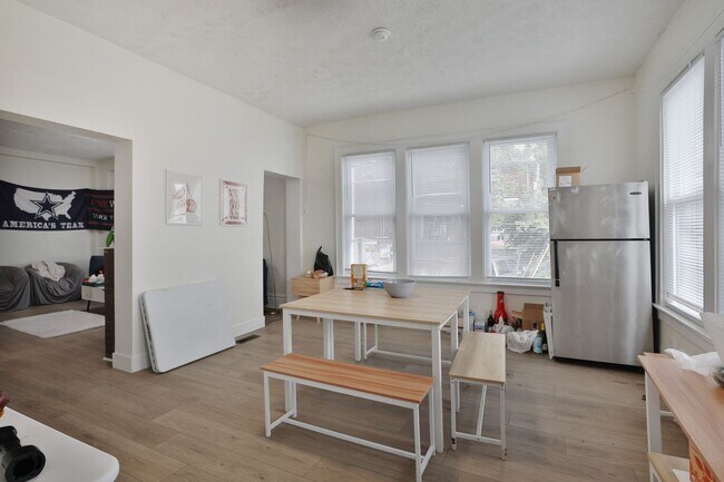 Building Photo - 205 E 14th Ave