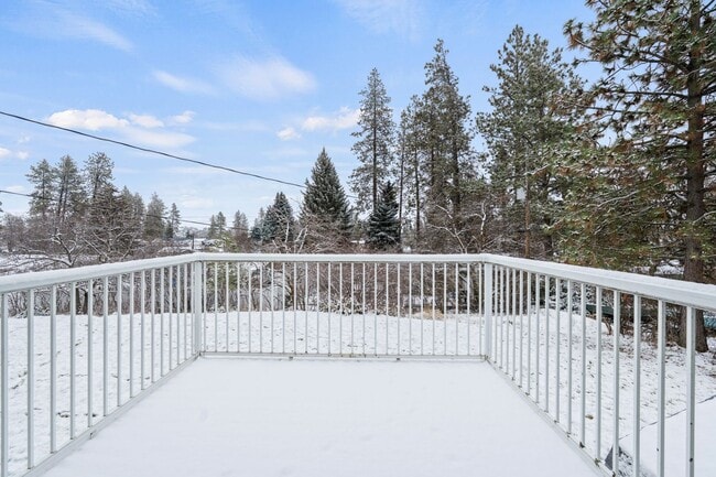 Building Photo - 4-Bedroom Retreat in Medical Lake - 2 Baths & 2,454 Sq/Ft Half Month Rent Free!