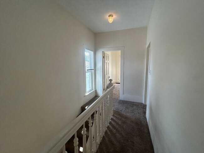 Building Photo - Charming Three Bedroom House In Grove City