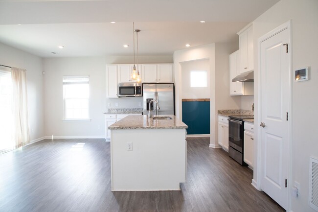 Building Photo - 4 Bedroom, 2.5 Bath Home w/ Fenced Backyard and 2 Car Garage