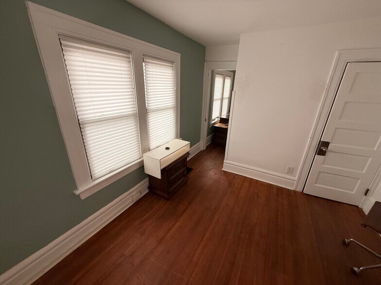 bedroom1 - 675 Linwood Ave