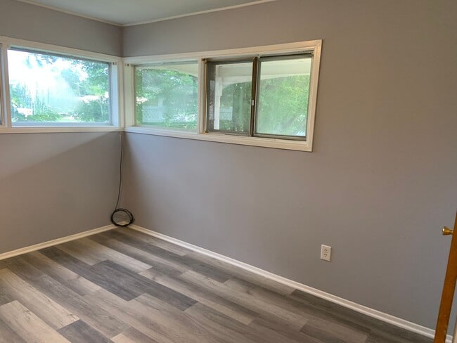 Building Photo - Beautiful Large 3 bedroom 2 bath in Levitt...