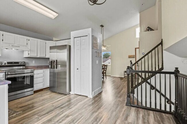 Building Photo - 770 Stargate Dr