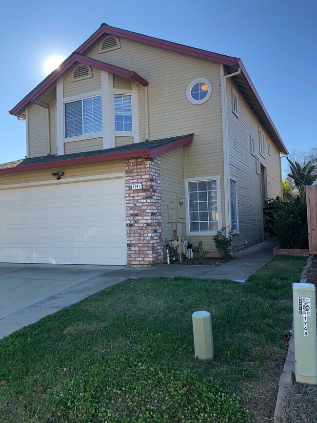 Building Photo - Nice 3/2.5 House in Lincoln
