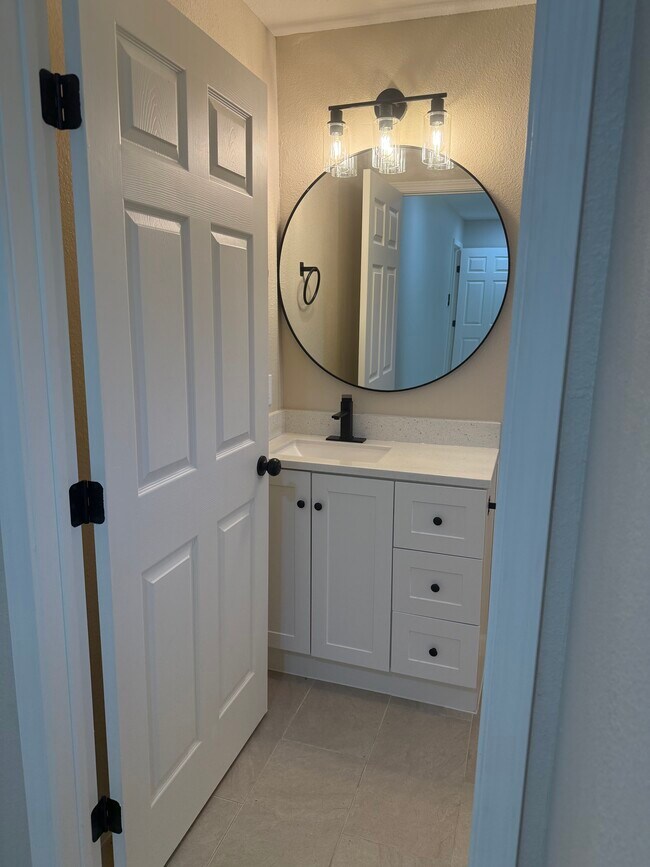 Building Photo - 1407 W Donovan St