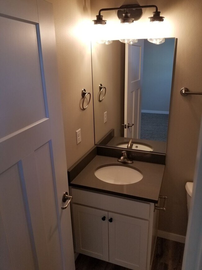 Building Photo - Newer Home, Great Price, Better Location!