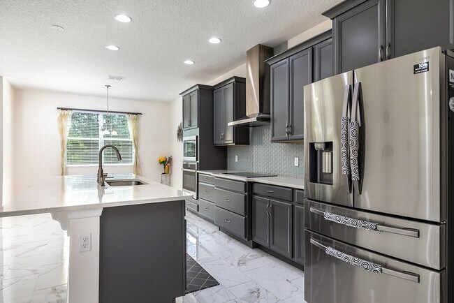 Building Photo - AMAZING 2 STORY HOME AVAILABLE AND BEAUTIFUL!