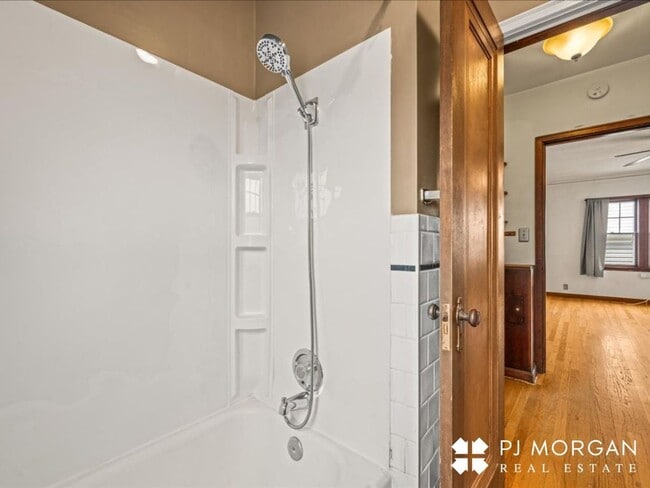 Building Photo - 2 bedroom, 1.5 Bathroom House Available Im...