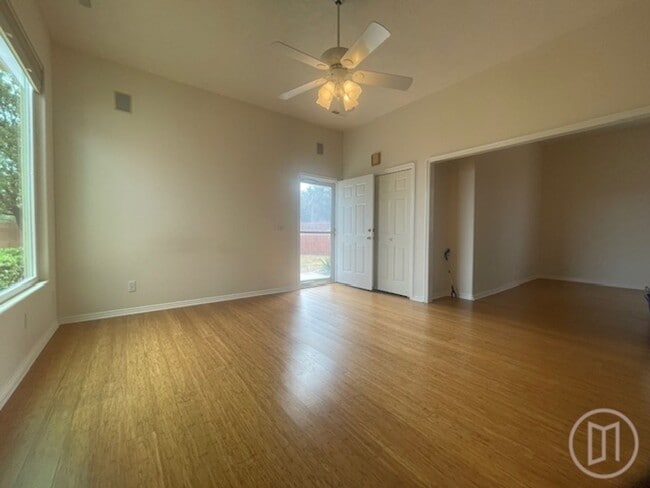 Building Photo - Sunny, spacious home in a prime cul-de-sac location!