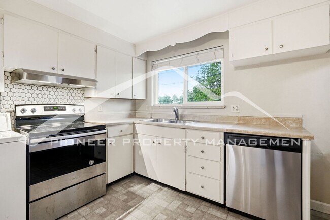 Building Photo - Charming Duplex with Washer/Dryer and Fenced Yard