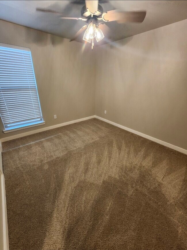 Building Photo - 3 bed 2 bath home in Lone Star Trails! 2 car garage