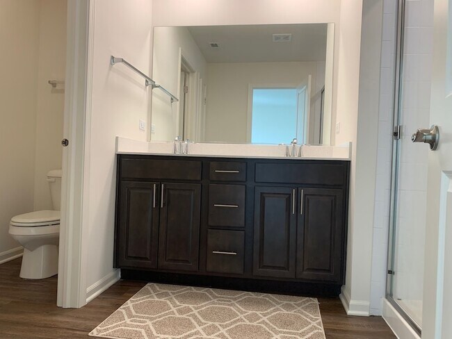 Building Photo - 285 Lakeshore Dr