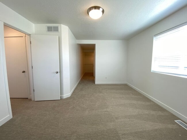 Building Photo - Two-story Single Family Home on Riverside.