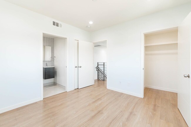 Building Photo - 756 N Ridgewood Pl