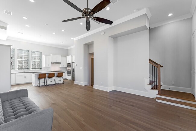 Building Photo - 633 Dalton Ln