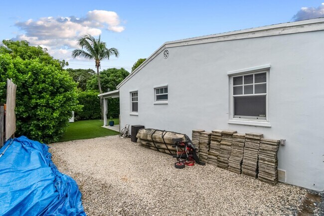 Building Photo - 570 SW 45th Ave