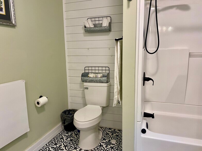 Master bath - 18 Home Pl