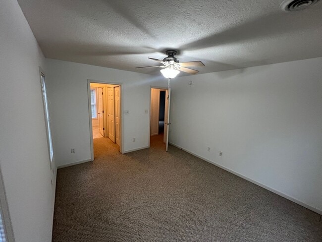 Building Photo - Townhouse Located at Pikes Place