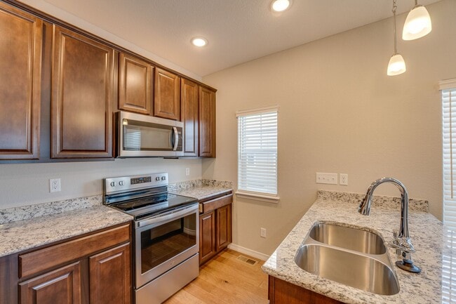 Building Photo - Stunning 3 Bedroom 2 Bathroom townhome in Fort Collins!