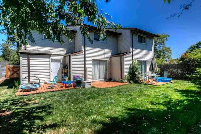 Building Photo - Updated 2BD/1BA Townhome- Move-In Ready Just in Time for Summer!