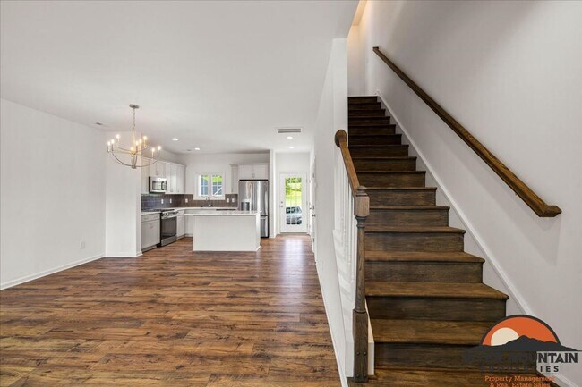Building Photo - Well-Located Townhome with Private Off-Street Parking