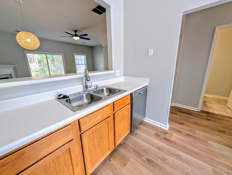 Building Photo - 211 Pearl Chambers Dr