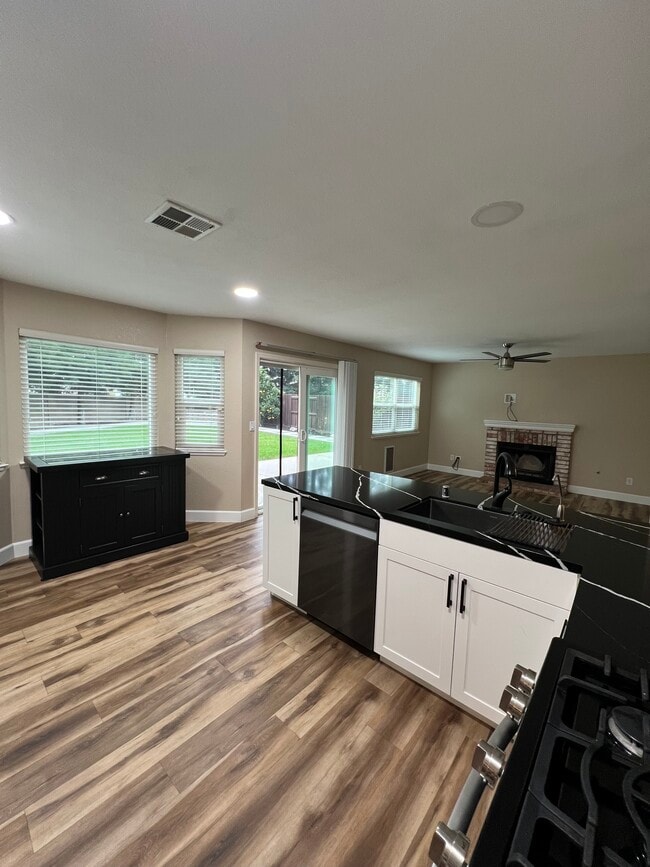 Building Photo - 827 Notre Dame Dr