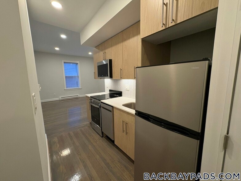 Building Photo - 529 Beacon St