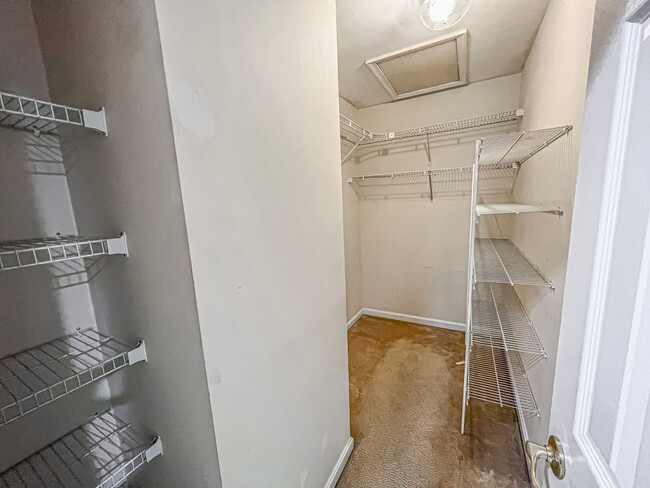 Building Photo - Huge 3 Bedroom 2.5 Bathroom Brick Townhome...