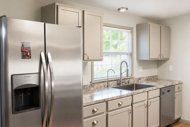 Building Photo - 102 Crestview