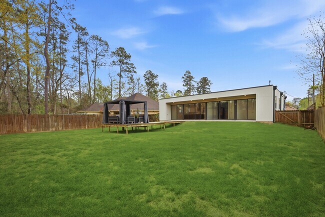 Building Photo - 1530 Primrose St