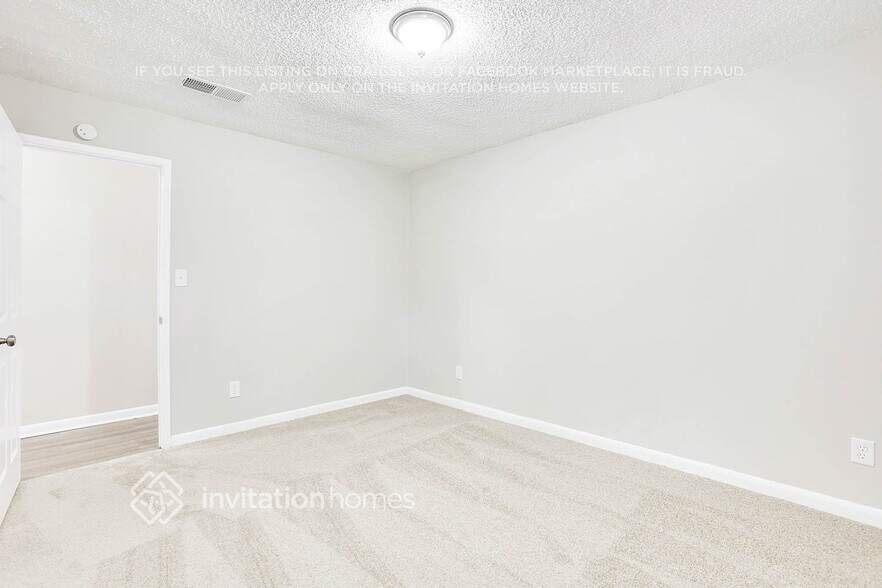 Building Photo - 3166 Robindale Rd