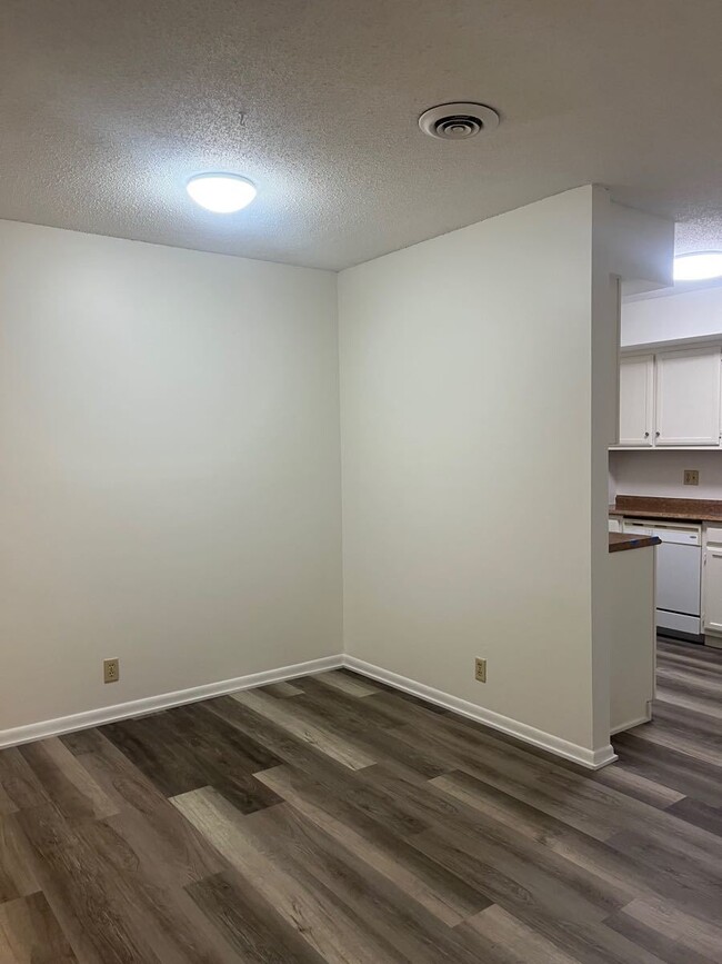 Building Photo - Spacious 2 bdrm/1.5 bath townhome in Cedar...