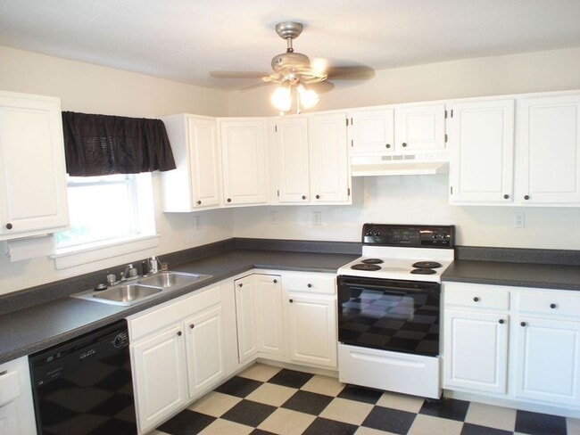 Building Photo - Home Sweet Home! Awesome 3 Bedroom/2 Bath Near VCU Is Just Waiting For You To Tour!