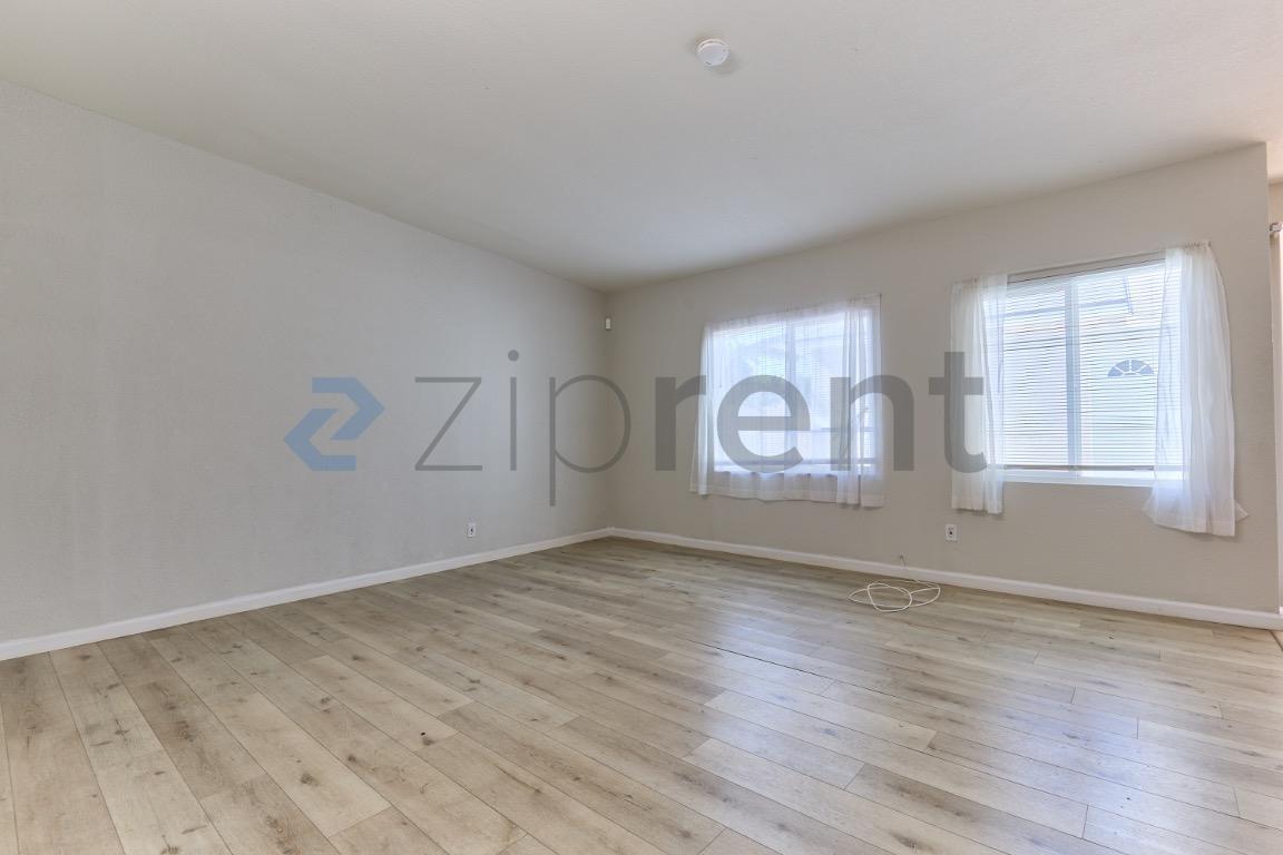 Building Photo - 915 N Holly St