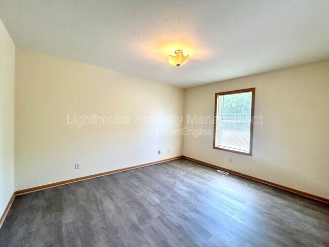 Building Photo - 2103 Kinnrow Ave NW