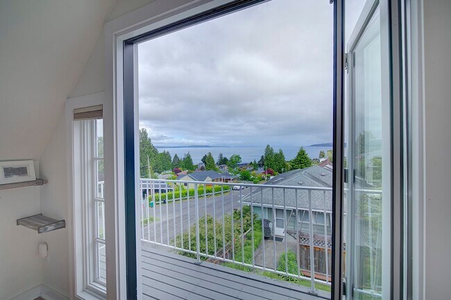 Building Photo - 3 bedroom 2.5 View Property Beach Access  ...