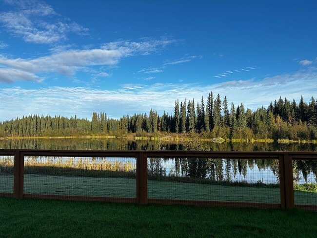 Building Photo - 3 Bed/2 Bath/2 Car Garage/Water Front Home