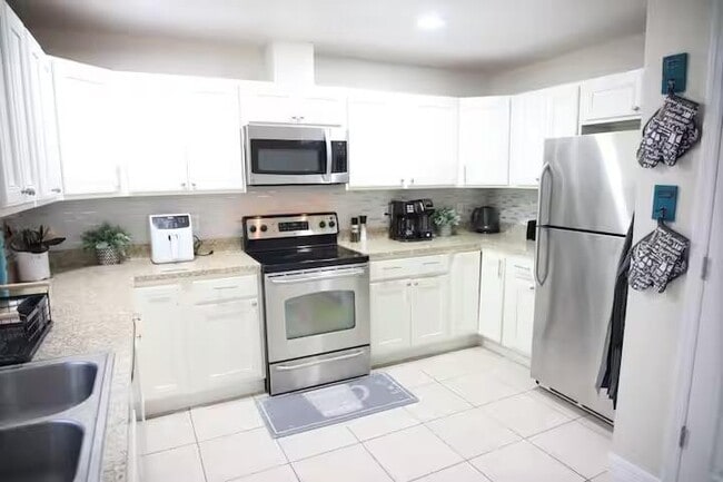 Building Photo - 826 N Lincoln Ave