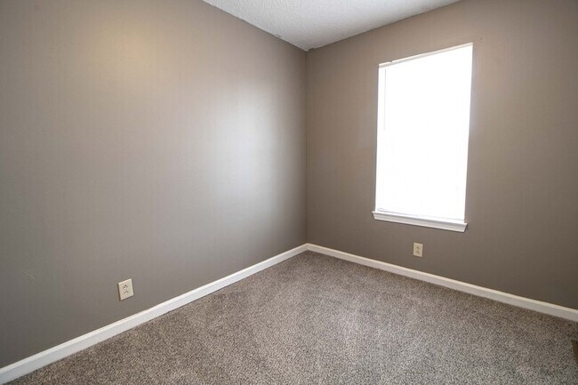 Building Photo - 924 Van Buren Ave