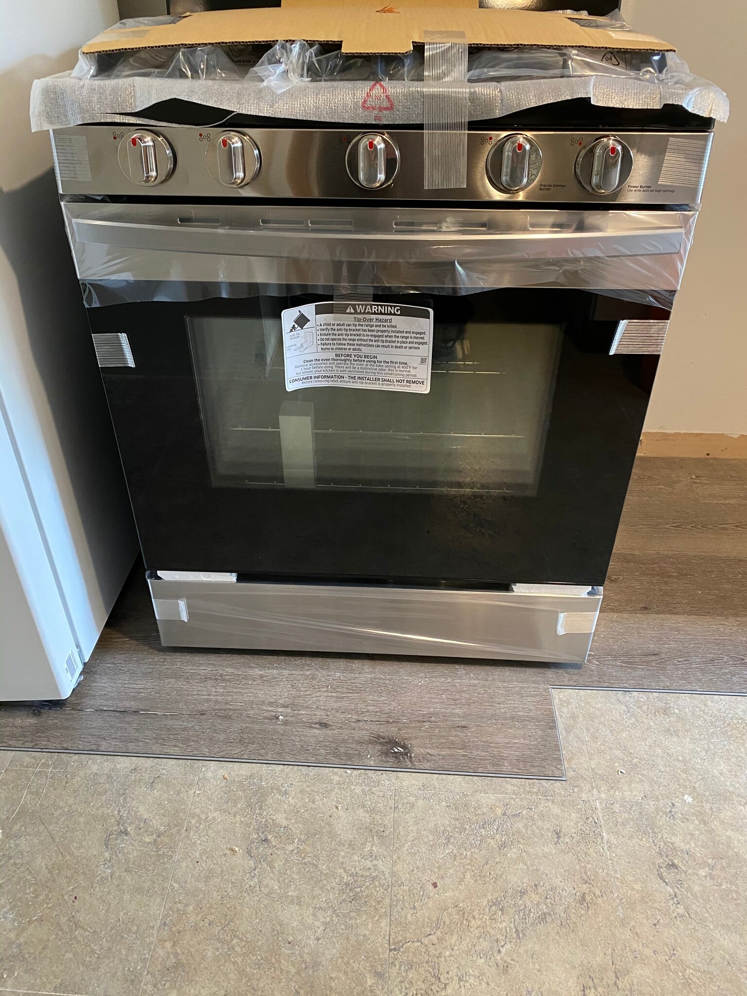 New Samsung 5-Burner Stove - 15518 Clifton Blvd
