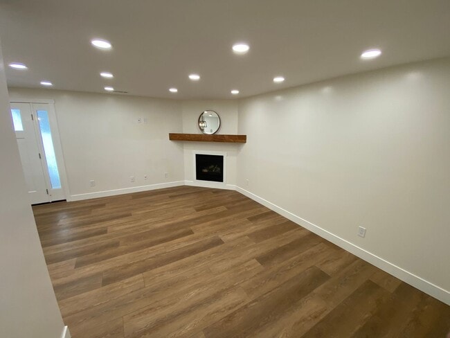 Building Photo - Light and Bright Basement apartment